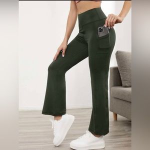 Bell bottom pants for yoga. With 2 side pockets to fit mobile easily.